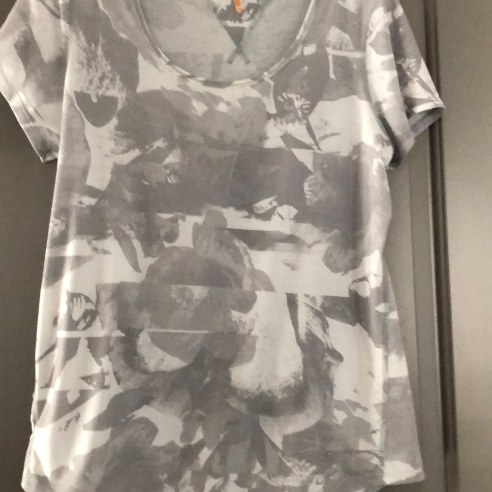 Lucy V-neck T-shirt